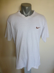 Tricou Nike; marime M: 53.5 cm bust, 59 cm lungime; material: 100% bumbac foto