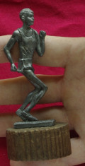 Statueta sport - sportiv - alergator din metal ( cositor ) pe suport de lemn !!!! foto