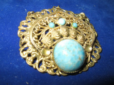 Brosa veche in metal auriu cu piatra de albastru ultramarin, marime: 5_4cm, stare buna. foto