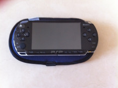 Vand PSP 2004 + 5 jocuri originale + card memorie + husa foto