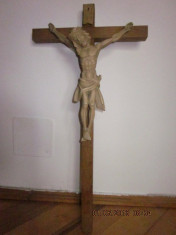 Crucifix vechi din lemn Isus rastignit pe din Franta foto