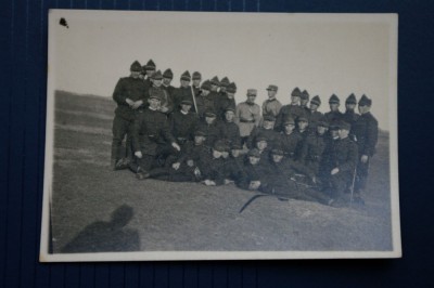 Poza de grup cu militari la instructie - interbelica foto
