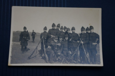 Grup de militari la instructie foto