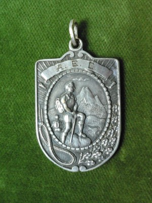 MEDALIE DE TURISM MONTAN - DIMENSIUNI 4,5 X 3CM - BRONZ ARGINTAT foto