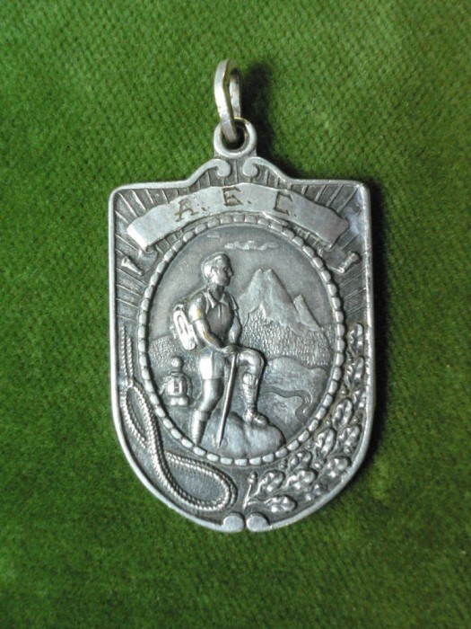 MEDALIE DE TURISM MONTAN - DIMENSIUNI 4,5 X 3CM - BRONZ ARGINTAT