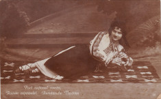 Romania, carte postala circulata 1922: Port national, fata cu fluier pe covor foto