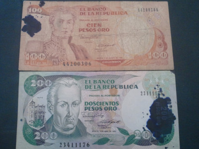 Lot 2 bancnote Columbia 100 pesos 1989 si 200 pesos 1989, au o pată de cerneală foto