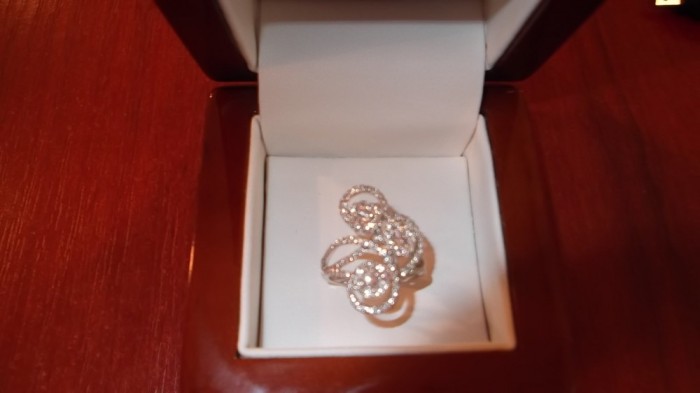 Superb inel aur alb si diamante. Superb inel aur alb si diamante.