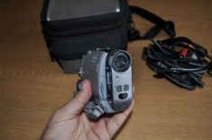 vand camera video cu caseta MINI-DV SONY DCR-HC30E ca noua cu toate acesoriile. foto