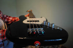 Fender Squier Standard Jazz Bass cu amplificator Harley Benton HB20B de 20w ambele in stare foarte buna foto