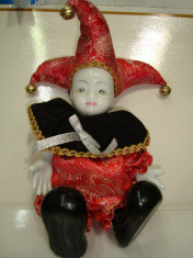 Papusa arlechin portelan cu ornamente textil si clopotei, 34 cm, rosu foto