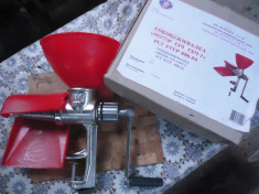 Masina ruseasca separator de rosii de stors rosii pentru bulion foto