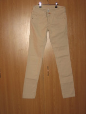 Pantaloni blugi bej, ZARA Kids, 11-12 ani, 152 cm, elastici, cu pietre la buzunare spate, NOI CU ETICHETA foto