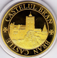 Castelul Bran si stema Tarii Barsei-Burzenland.medalie bronz,40 mm,aurita,in cutie plasic tranaparent foto