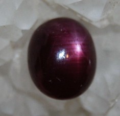 !!! Rubin natural, 100%, stelat rosu visiniu intens ideal pentru un inel extravagant sau un pandantiv finut!!!! foto