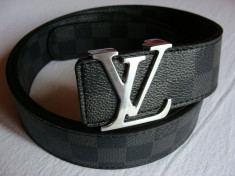 CUREA LOUIS VUITTON LV GRI CU NEGRU IN PATRATELE MADE IN SPAIN foto