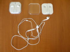 CASTI iPod Touch APPLE HANDSFREE CU MICROFON CULOARE ALBA CU MUFA 3.5MM CU CONTROL VOLUM SI RASPUNS-INCHIS APELUL IN CUTIE SIGILATE foto