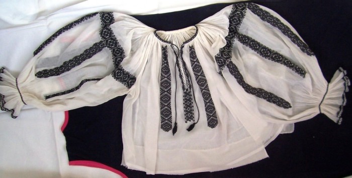 IE, costum popular femei, anii 1900, din borangic, cu model/cusaturi culoare neagra, zona Ardeal / Transilvania Alba foto mare IE, costum popular femei, anii 1900, din borangic, cu model/cusaturi culoare neagra, zona Ardeal / Transilvania Alba foto mare