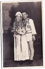 Poiana Sibiului,Sibiu,fotografie cu mirele si mireasa in costume populare,perioada interbelica foto
