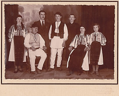 Sibiu Poiana Sibiului,fotografie mare,veche, familie de 3 generatii in costume populare,perioada interbelica (2) foto