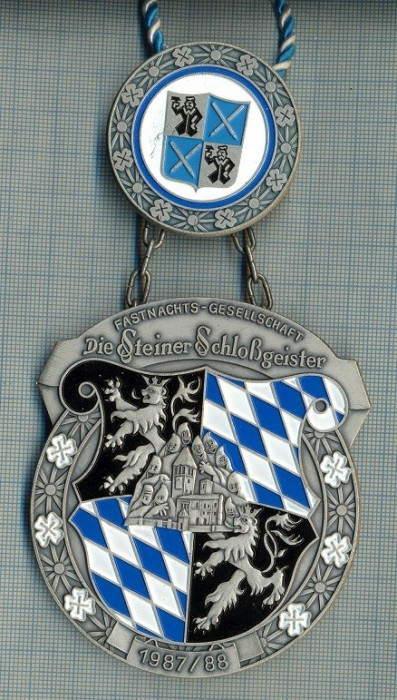 C549 Medalie -Die Steiner Schlossgeister -carnaval -majorete -heraldica interesanta(lei incoronati, in doua picioare)-starea care se vede