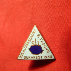 Insigna veche -A 8a Conferinta Internationala a Dunarii -Bucuresti 1963