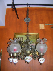 Impresionant Candelabru vechi din bronz cu majolica si abajururi sticla foto