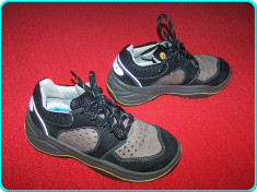 Pantofi de protectie, bombeu cu insertie metalica, marca UVEX ? nr. 36 foto