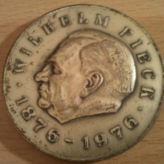 Medalie Wilhelm Pieck 1876-1976, 78 grame + cutia de prezentare 10 roni + taxele postale 12 roni = 100 roni