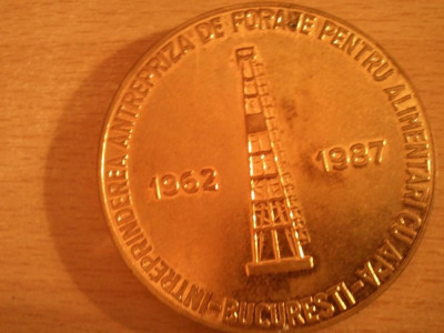 Medalie Intreprinderea Antrepriza de Foraje pentru alimentari cu apa Bucuresti 1962-1987, 107 grame + taxele postale gratis = 100 roni foto