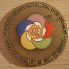 Medalie Franta IX Festival mondial de la jeunesse et des etudiants pour la solidarite la paix et lamitie, 90 grame + taxele postale 10 roni = 100 roni