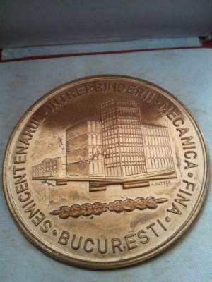 Medalie Semicentenarul intreprinderii mecanica fina Bucuresti 133 grame + cutie de prezentare 7 roni + taxele postale 10 roni = 150 roni foto
