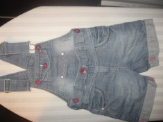 Salopeta jeans nou-nouta, se poate purta si ca pantaloni scurti, mar. 86 pe eticheta (dar merge pana la 3 ani) foto