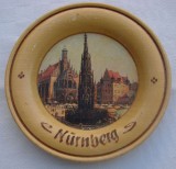 Farfurioara decorativa din lemn, reprezentand Nurnberg