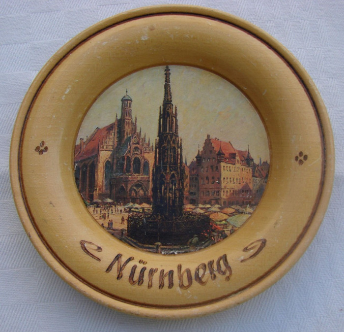 Farfurioara decorativa din lemn, reprezentand Nurnberg