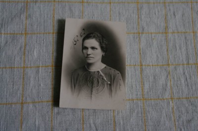 Poza - portret de femeie - timbru sec (Ministerul Comunicatiilor), stampila pe spate cu stema regala foto