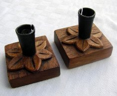 Doua sfesnice metalice fixate pe suport din lemn, semnate foto