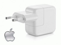 INCARCATOR IPAD 2 APPLE ORIGINAL NOU CULOARE ALBA Cod Apple MB051ZM/A Tensiunde de iesire: 5V 2.1A (2100MA) CHARGER DOAR ADAPTORUL USB PRIZA foto