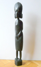 SCULPTURA DINTR-O SINGURA BUCATA DE LEMN DE ABANOS - FEMEIE AFRICANA IN VESMINTE DE SARBATOARE foto