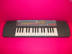 orga casio sa-35 cu 25 de tonuri si 24 de feluri de muzica si 10 melodii instrumentale volum tempo si se poate memora o melodie si reda si cu demo foto