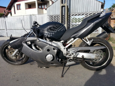 Dezmembrez Honda CBR F4 din anul 2000 foto