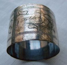 Inel argintat si gravat pentru servetele foto