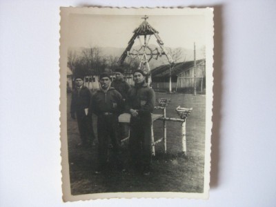 REDUCERE 60%! FOTOGRAFIE CU LEGIONARI LANGA TROITA DIN TABARA DE LA BREAZA 1936 foto