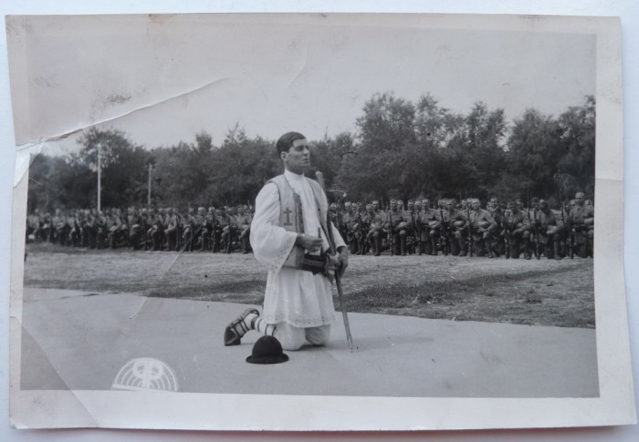 Petrache Lupu se roaga la Chisinau pentru slava eroilor cazuti pe front , 1941 foto mare Petrache Lupu se roaga la Chisinau pentru slava eroilor cazuti pe front , 1941 foto mare