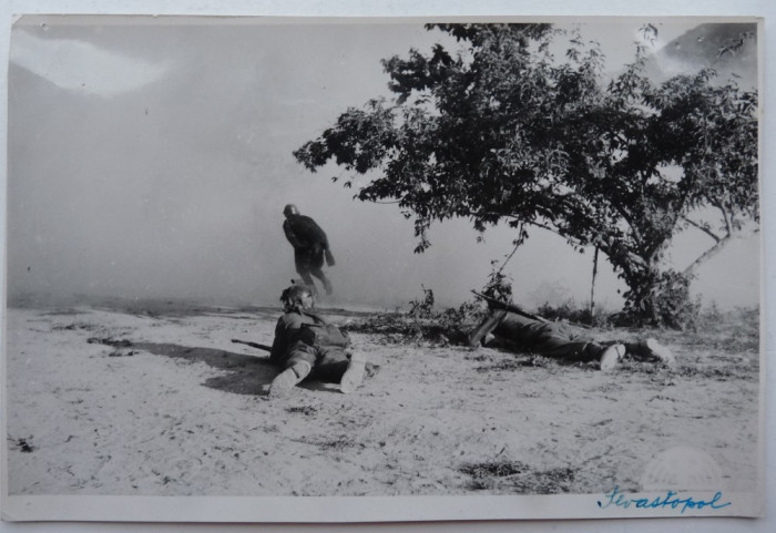 Fotografie ; Atacul Vanatorlori de Munte romani pe frontul Sevastopolului ,1941
