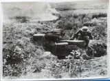 Soldat german verificand o cazemata ruseasca, 1942, fotografie originala