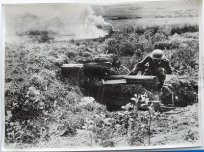 Soldat german verificand o cazemata ruseasca , 1942 , fotografie originala foto