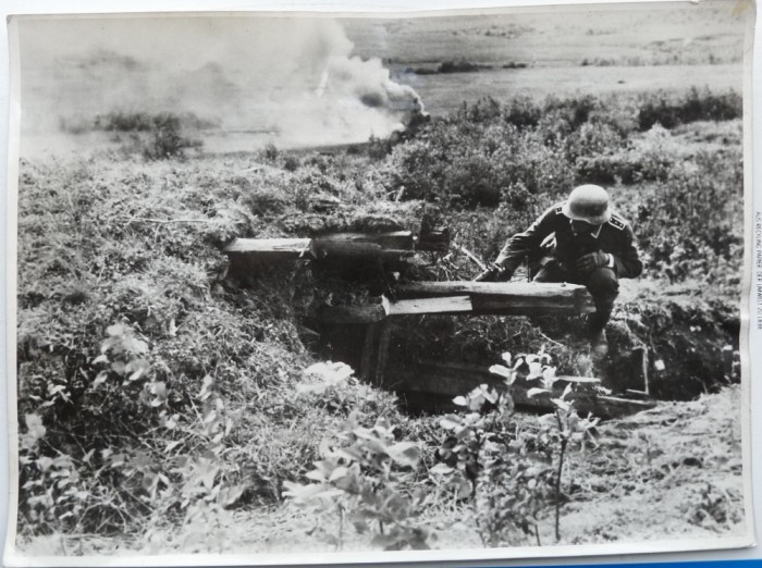 Soldat german verificand o cazemata ruseasca, 1942, fotografie originala