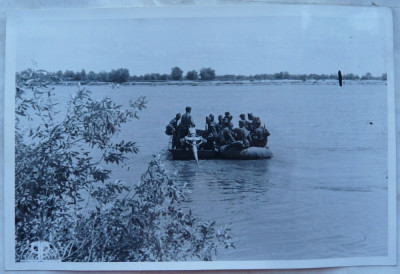 Barca de asalt germana transporta peste Don trupe romanesti , august 1942 foto