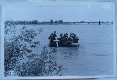 Barca de asalt germana transportă peste Don trupe rom&amp;acirc;nesti, august 1942 foto